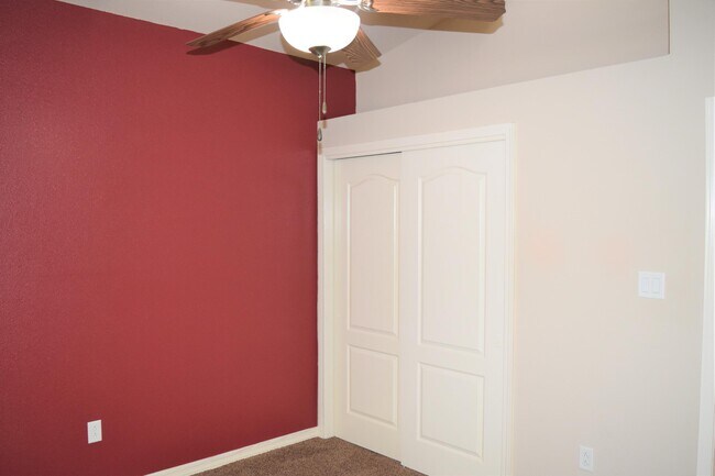 Building Photo - 14350 N Cave Dr