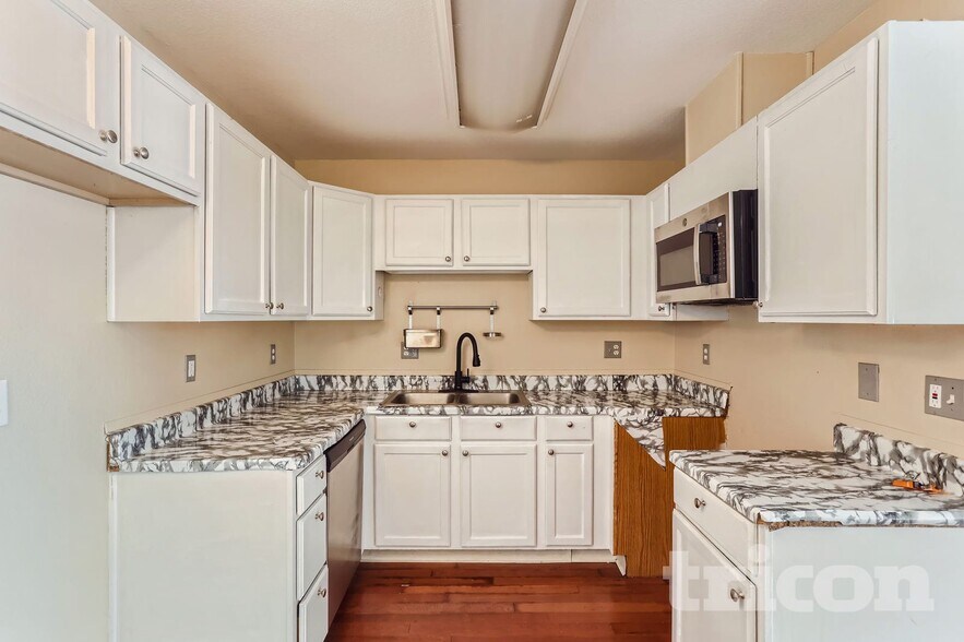 Building Photo - 240 S Irving St