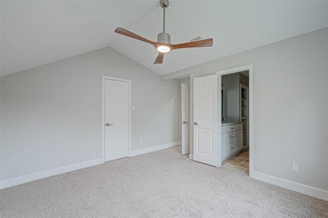 Building Photo - 915 Daria Dr