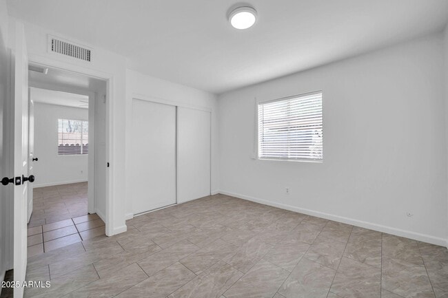 Building Photo - 2701 E Tierra Buena Ln