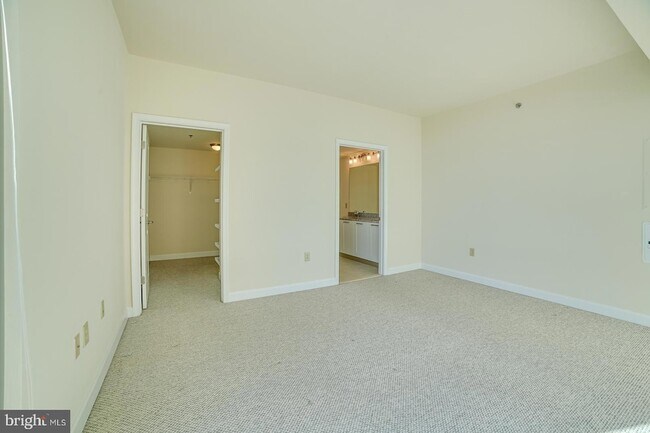 Building Photo - 5750 Bou Ave