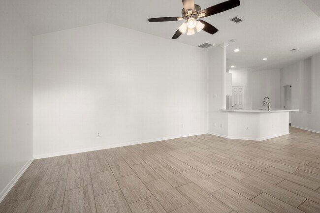 Building Photo - 16014 Lakestone Dr