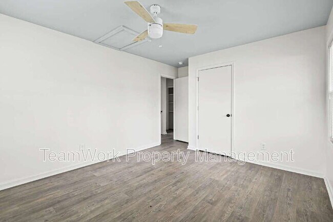 Building Photo - 3012 Azalea Dr