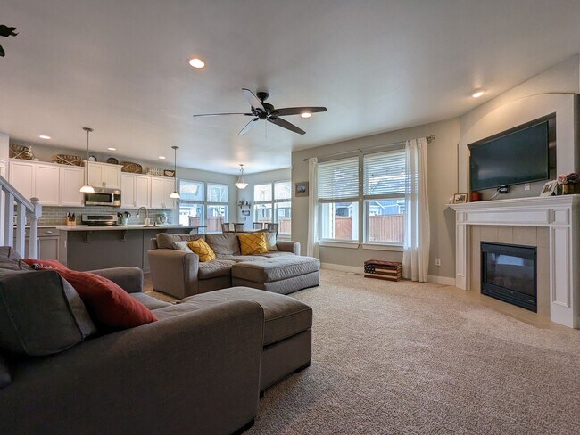 Building Photo - Large 3BD plus bonus rm and den