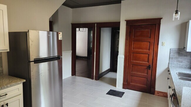 Building Photo - "Spacious 5-Bedroom Gem with 2 Full Baths in St. Louis – Your Ideal Family Home Awaits!"