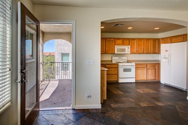 Building Photo - **$800 OFF MOVE IN BY 12/12/25**3-Story Home with Private Bathrooms and Strip View