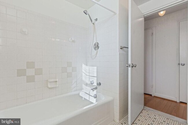 Building Photo - Spacious Tuscany/Canterbury 1bd/1ba Condo with W/D! Available 8/14