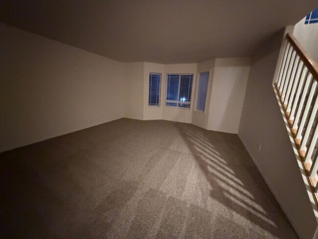 Building Photo - New carpet + Paint! 2 bed|2.5 bath + bonus room townhome