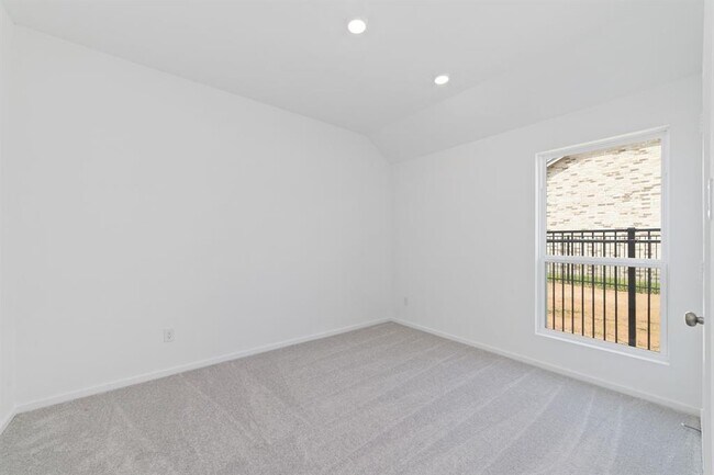 Building Photo - 27619 Village Cir Dr