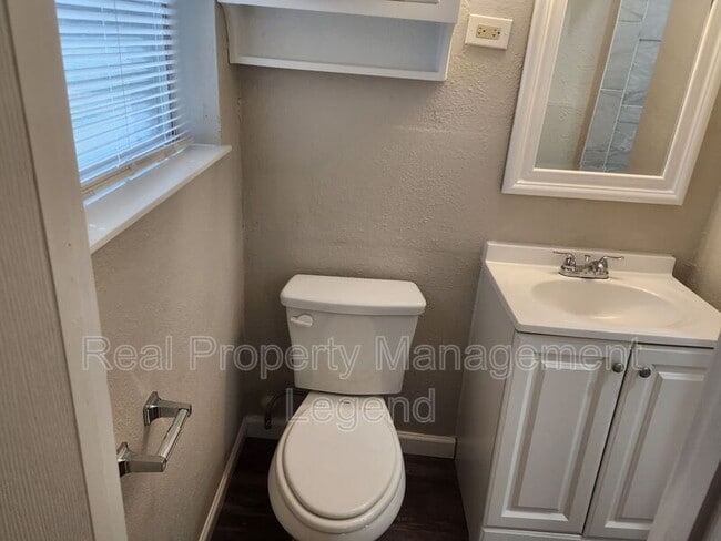 Building Photo - 7009 Corona Dr