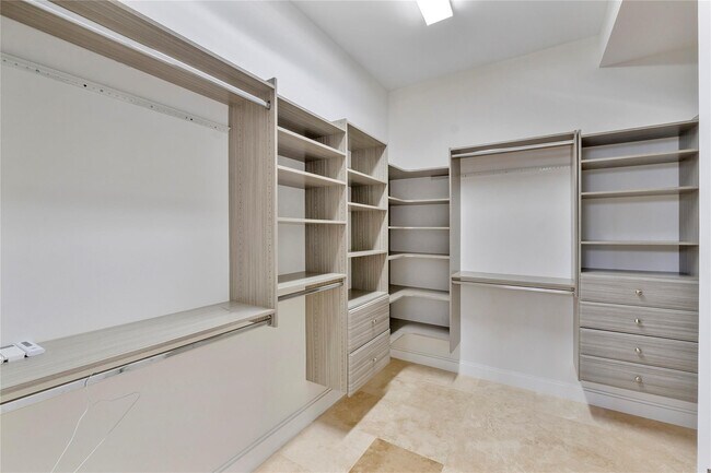 Building Photo - 3270 NE 15th St