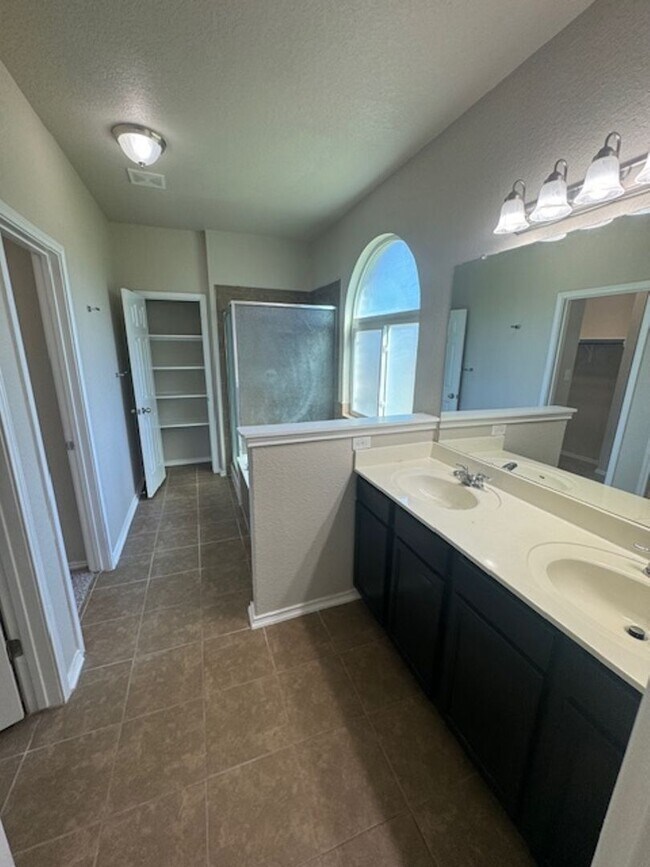 Building Photo - Must See Newly Updated 5/3.5 Home in Alamo...