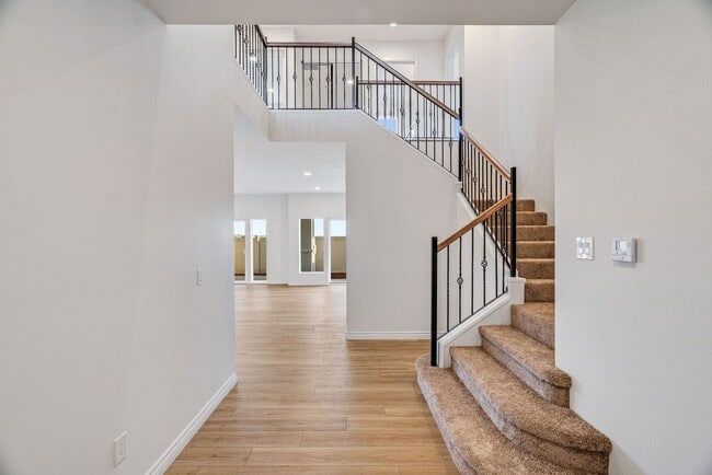 Building Photo - 4 Bedroom house with view