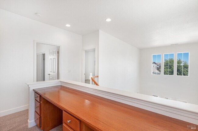 Building Photo - 525 Sauvignon Pl