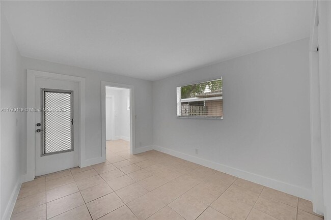 Building Photo - 810 SW 12th Ct