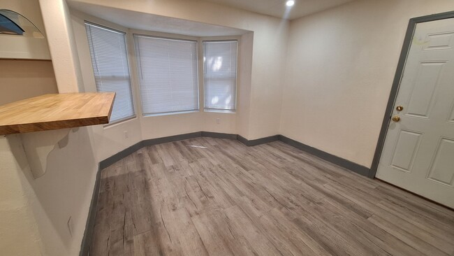 Building Photo - 4 bedroom 2.5 bath home with main level be...
