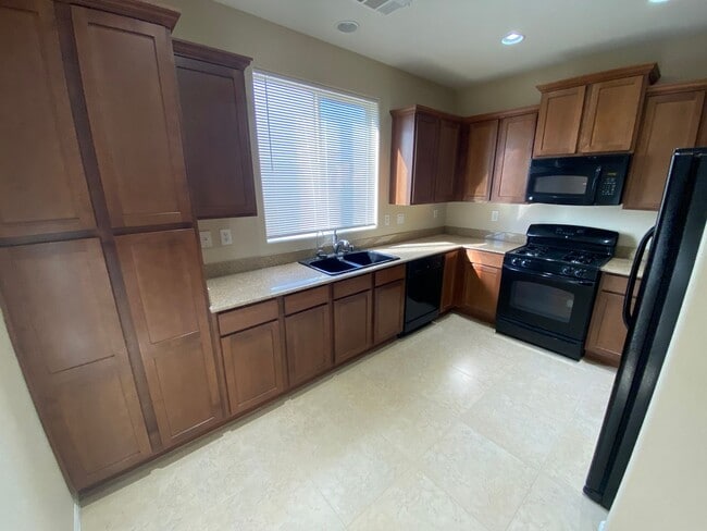 Building Photo - Wonderful 4 bed/2.5 bath home located in the NW area of Las Vegas