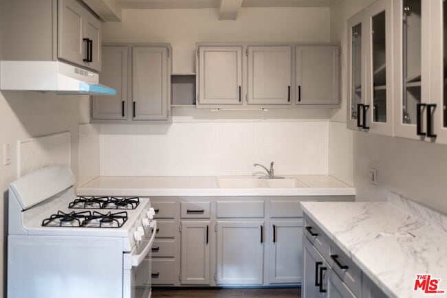 Building Photo - 824 S Bonnie Brae St