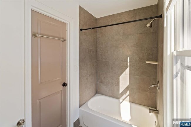 Building Photo - 87 James St