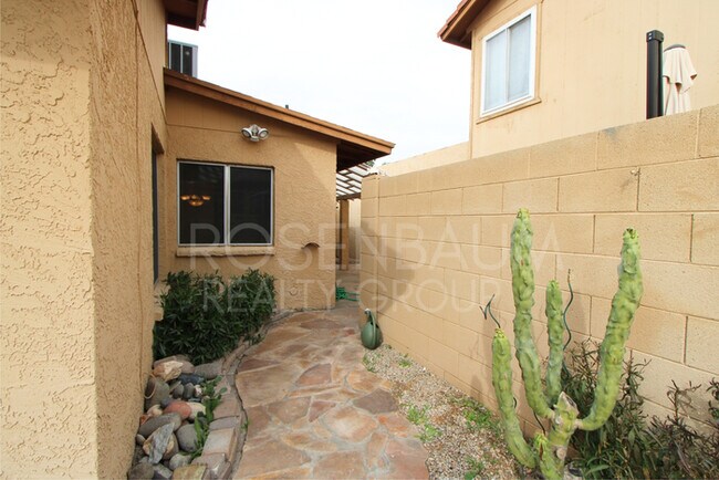 Building Photo - Stunning 2-bedroom, 1.5-bath haven in Phoe...