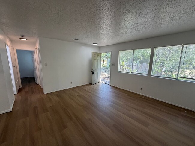 Building Photo - 704 Osage Dr