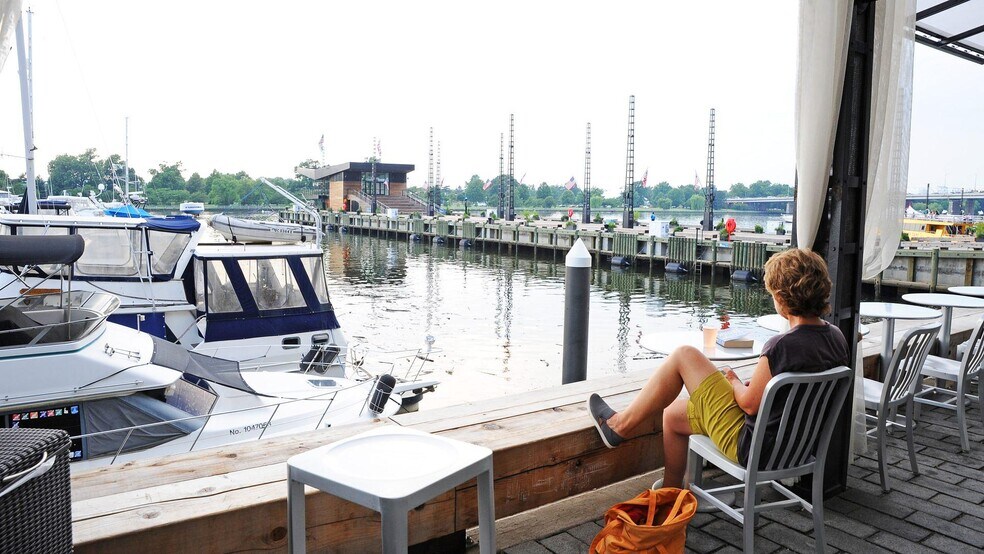 Building Photo - 350 Maple Dr SW