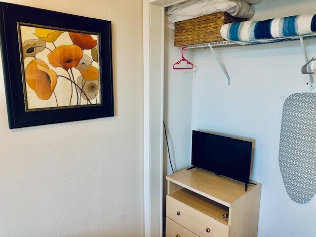 Building Photo - 6102 Seawall Blvd