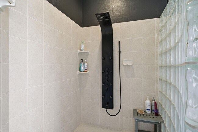 Building Photo - 1020 W Rollingwood Ct