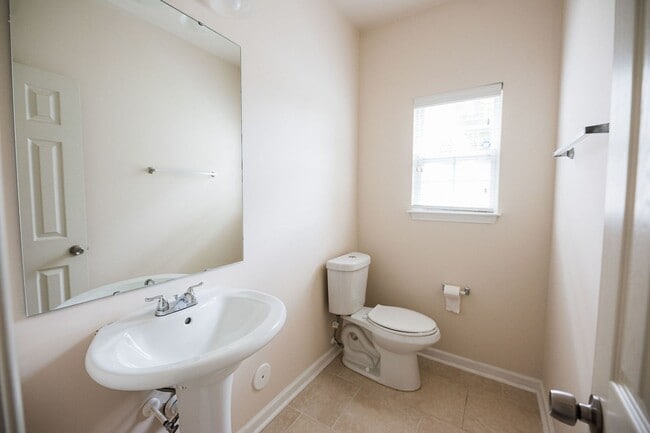 Building Photo - Immaculate beautiful 3-bedroom, 2.5-bath t...