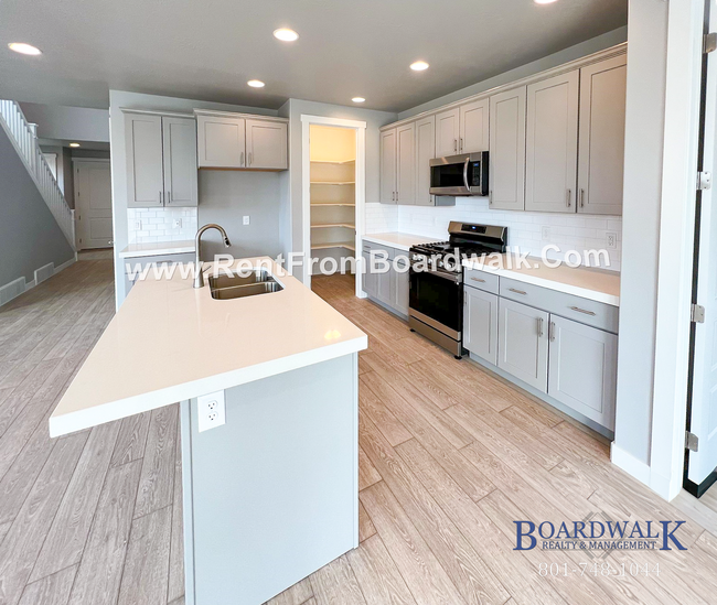 Building Photo - Modern Town Home in Highland!