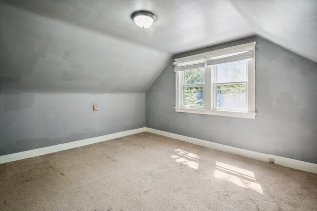Building Photo - 1507 Crest Rd