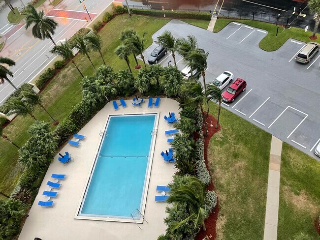 Building Photo - 801 S Ocean Dr
