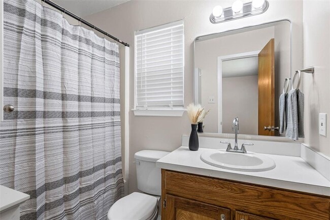 Building Photo - Charming 3-bedroom 2 bath Home Located in Cleburne.