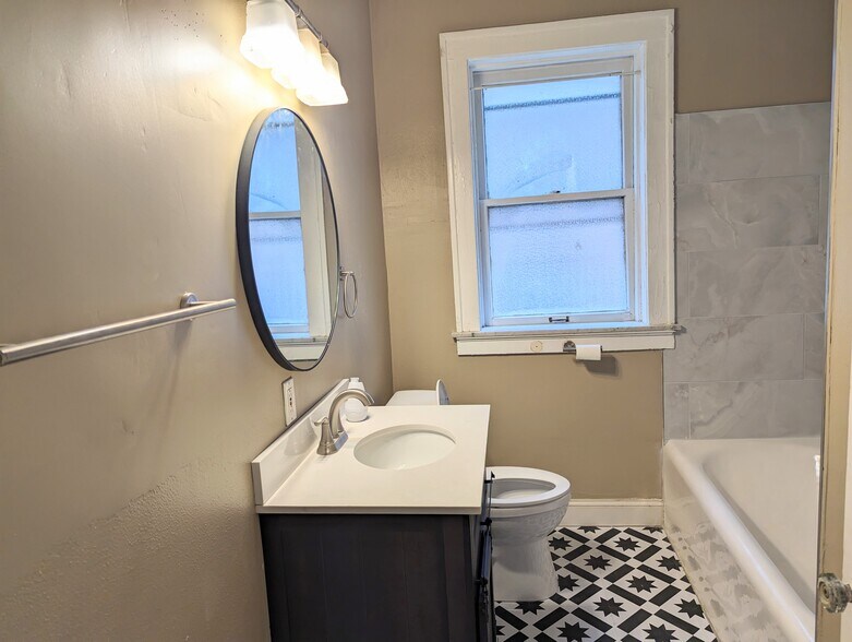 Building Photo - 5042 Mardel Ave