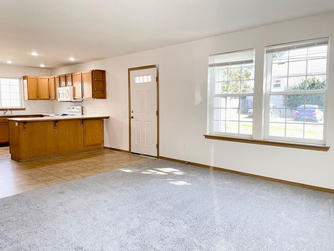 Building Photo - Bright Everett Home with 2-Car Garage(NEW PAINT AND CARPET)