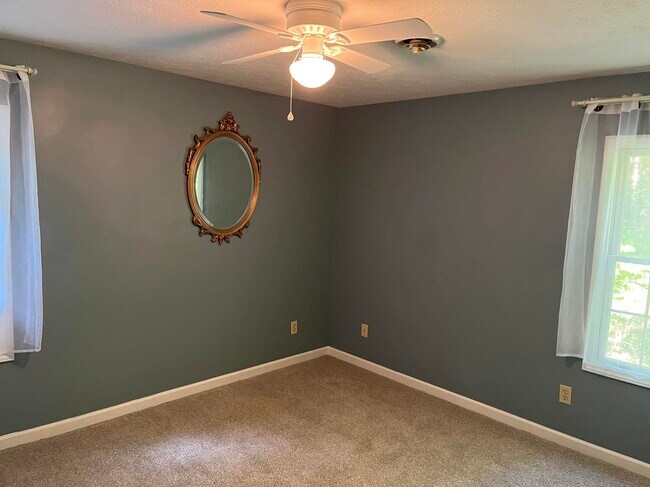 Building Photo - 487 Riverwood Dr