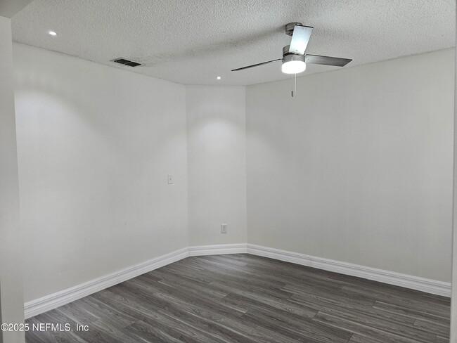 Building Photo - 1203 Stern Way