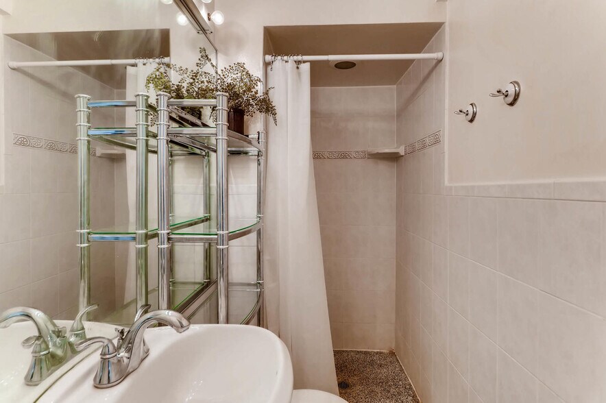 Building Photo - 1540 N State Pky