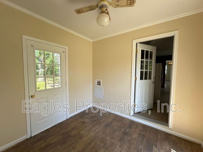 Building Photo - 605 S Oleander Ave