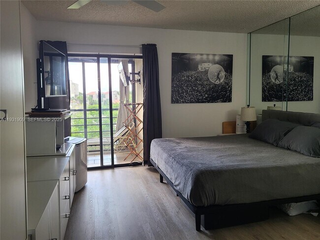 Building Photo - 2306 S Cypress Bend Dr