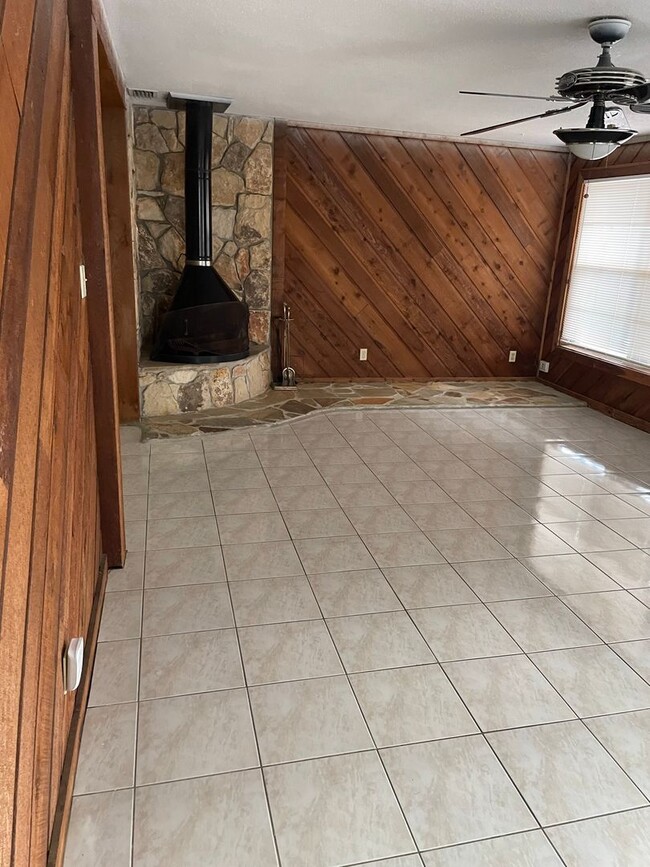 Building Photo - Large 3 Bedroom 2 Pool Home in Daytona Beach!