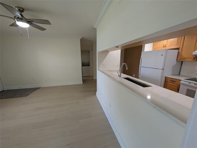 Building Photo - 6040 Shaker Wood Cir