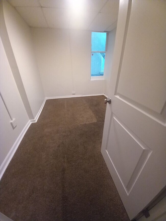 Building Photo - 330 N 5th St