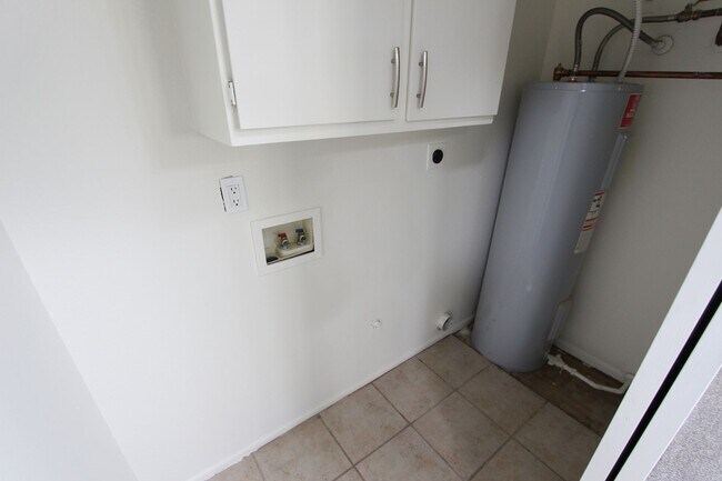 Building Photo - 3 Bed, 2 Bath Cabin Home with Fenced Backy...