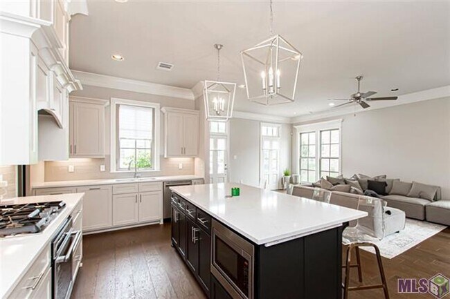 Building Photo - Upscale Townhouse in The Village at Magnol...