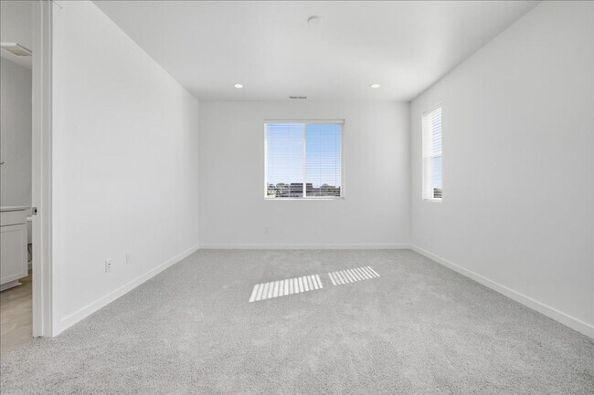 Building Photo - Brand new 3 bed 2.5 bath townhouse