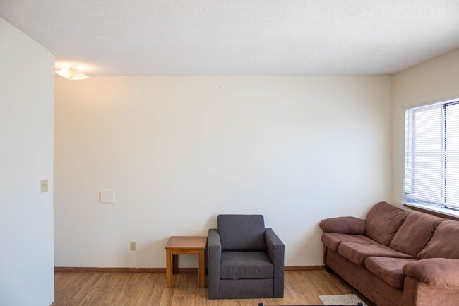 Interior Photo - 907 W Oregon