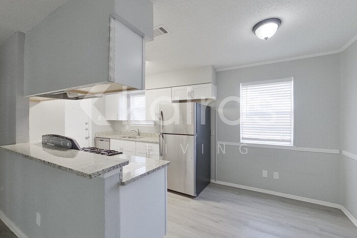 Building Photo - 350 E Davis Cir