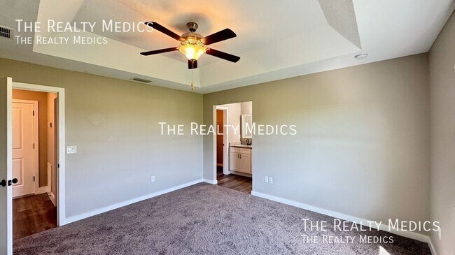 Building Photo - 8833 Hampshire Dr