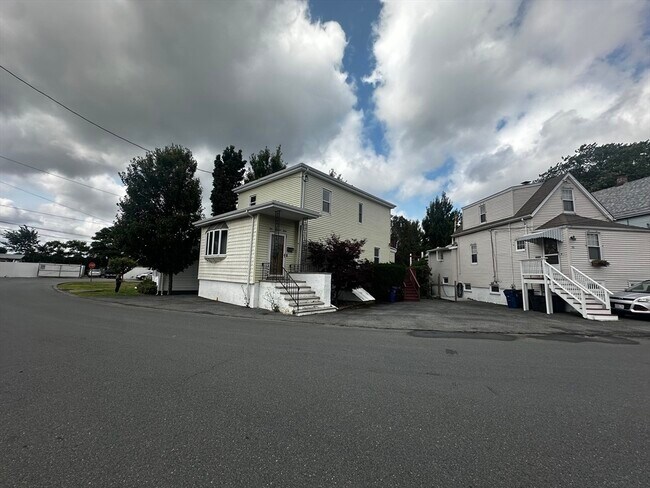 Building Photo - 103 Sagamore St
